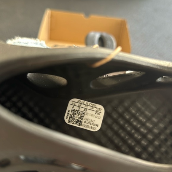 NWT - YEEZY FOAM RNR - Kids Sz 3. Can fit Women’s 6 - Picture 5 of 7